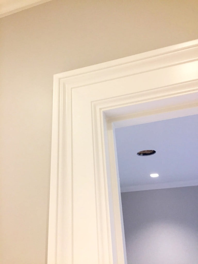 Freshly painted door casing and crown molding with crisp cut lines by Artbrick